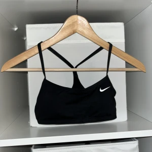 Bikini överdel Nike - Säljer en svart bikiniöverdel från Nike. Säljer pågrund av att det är för liten nu. Använd bara grå tal gånger innan det. Hör av er om ni vill att jag ska lägga upp underdelen eller för något ni undrar över💕💕