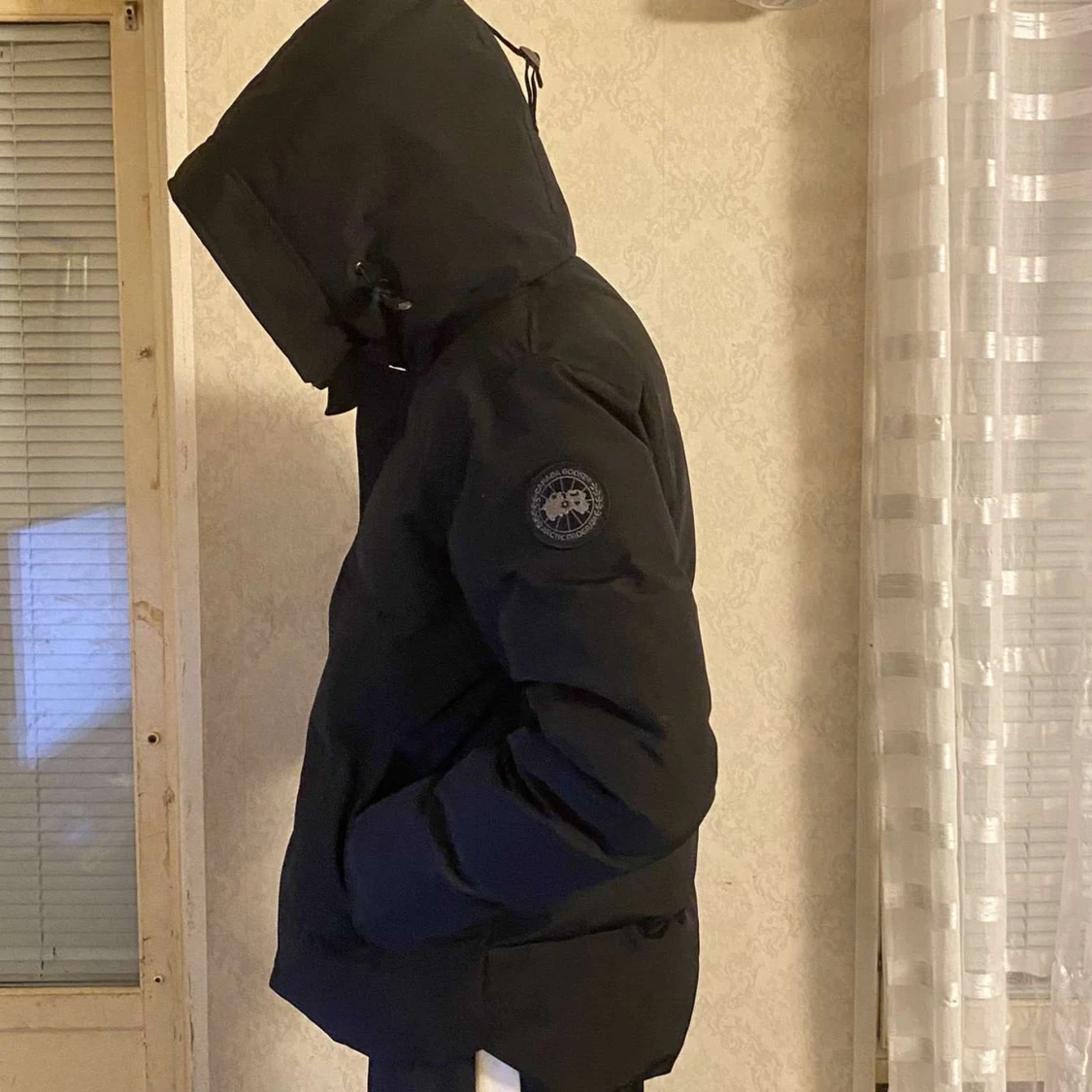 Svart pufferjacka med huva - 1