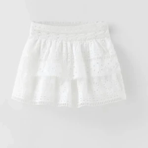 Vit kjol med spets - Jättefin vit kjol med inbyggda shorts. Passar Stl XS 😁Från Zara. Inga defekter