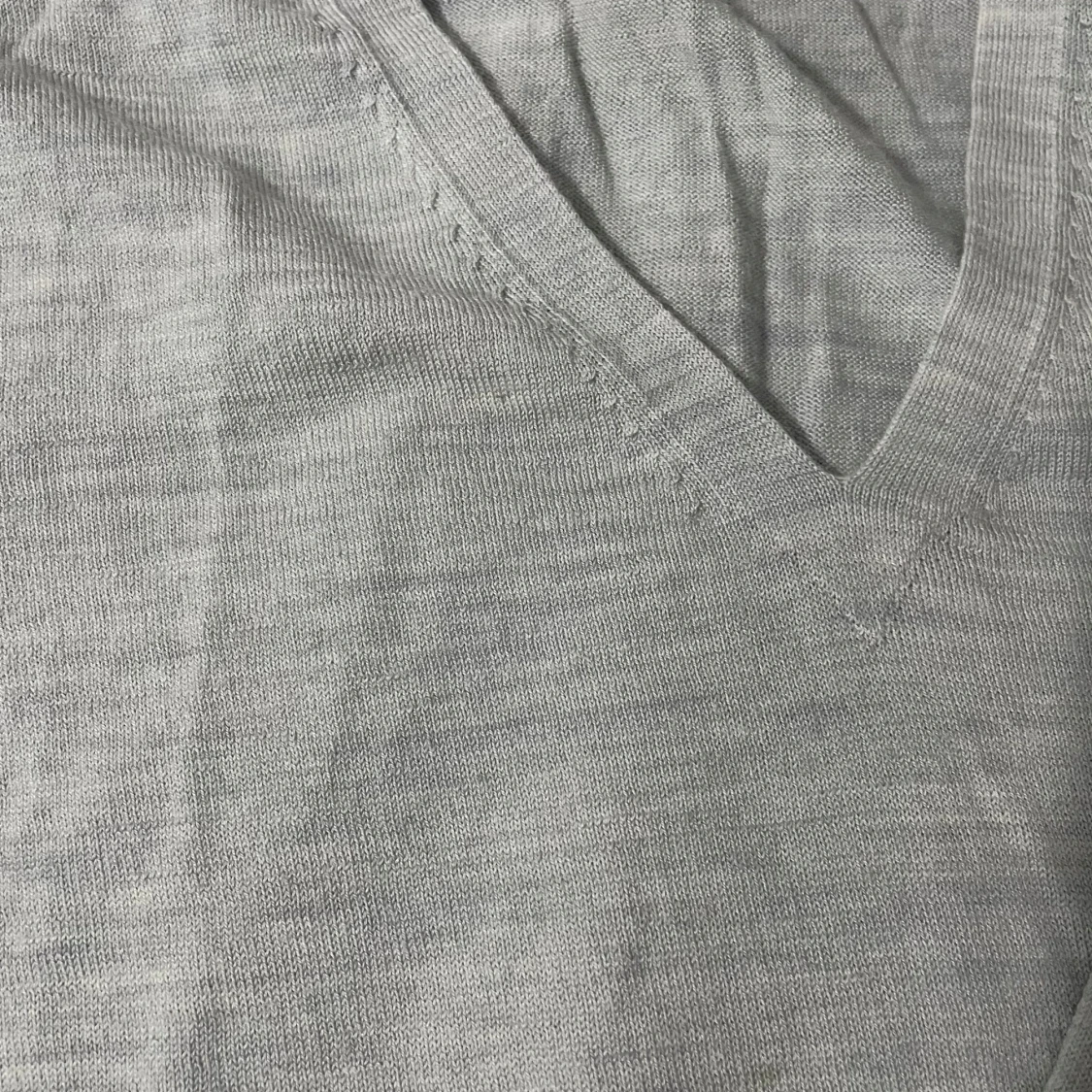 Grå v-ringad tröja - 1