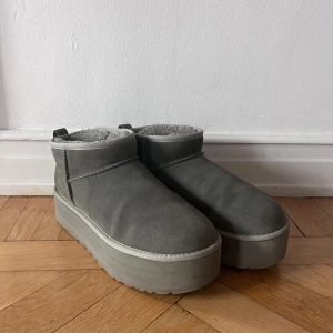 UGG Platform  - Ugg platform i strl 43, passar även 41/42 med en ullsula i. Sparsamt använda i en säsong mycket bra skick!