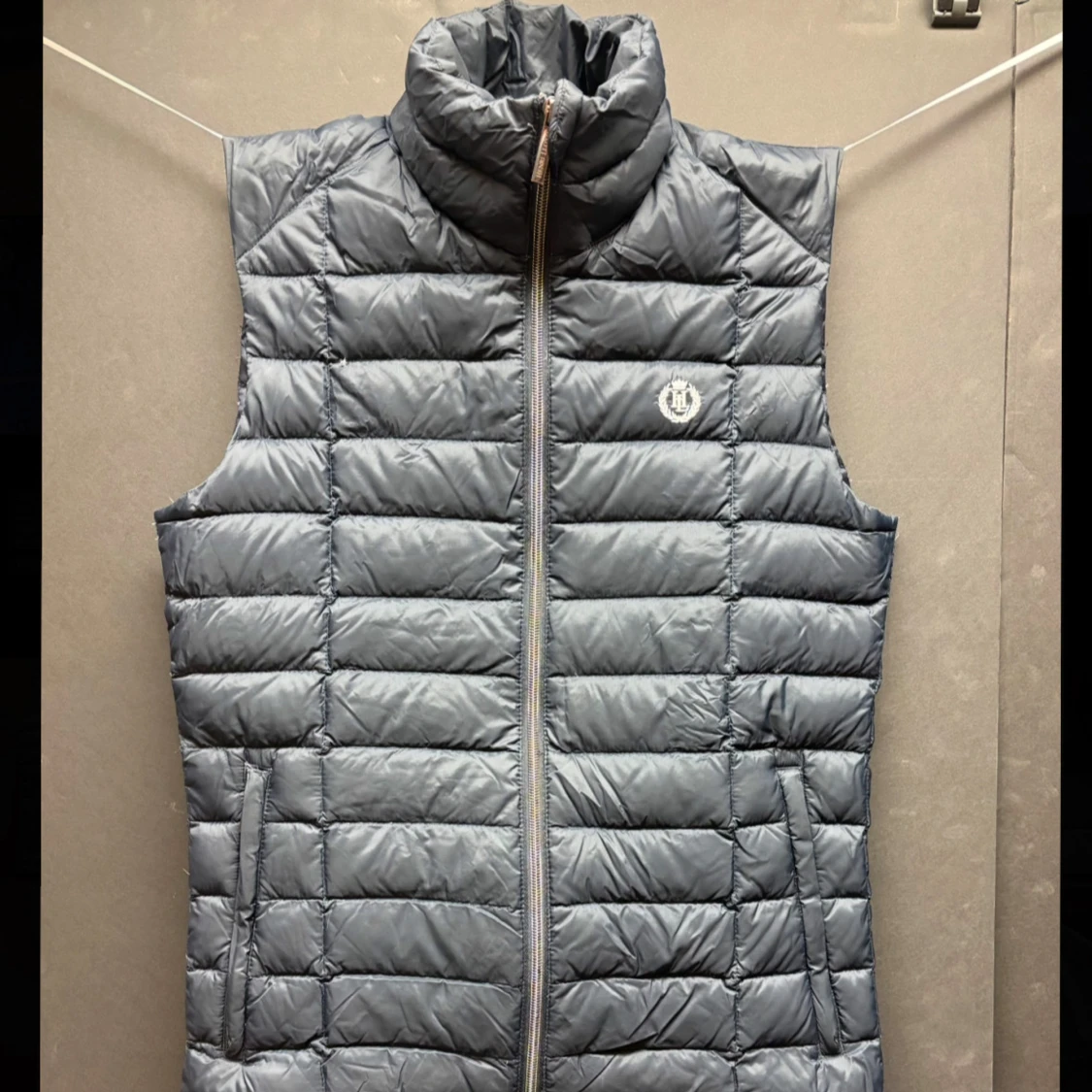 Mörkblå quiltad dunväst från Henri Lloyd