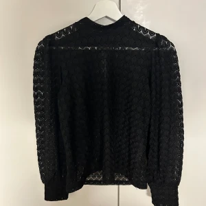 Svart spetsblus från JDY - Säljer denna fina spetsblus. Jättefin i skicket då den är sparsamt använd. Använd gärna köp nu!🖤