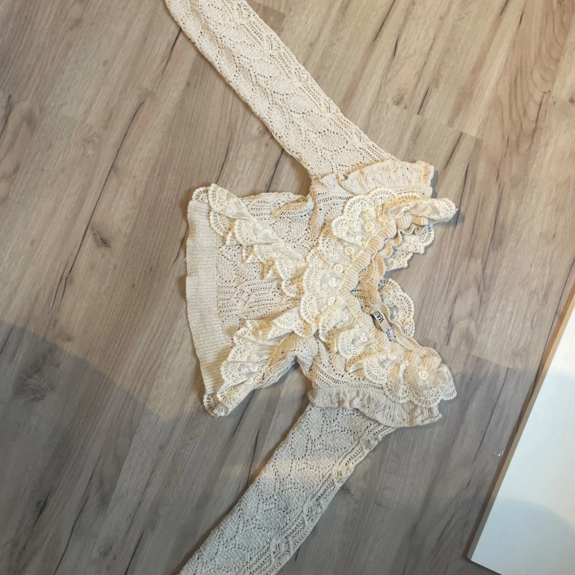 Vit spetsblus med volanger - 3