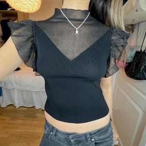 Zara fest topp  - Skitsnygg mesh topp från Zara!!! 💕 Perfekt på fest 🥰🥰 storlek S