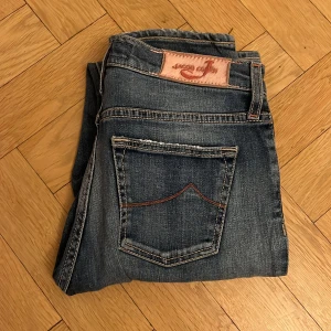 Jacob cohen jeans - Ny skick Jacob cohen jeans. Byxan är storlek 26 vilket motsvarar storlek W26 L30 ungefär. Dom passar någon som är ungefär 165. Modellen är slim. De är tjejbyxor men passar lika bra på killar 