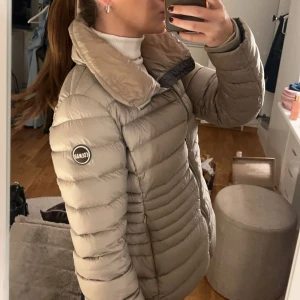 Colmar jacka  - Intressekoll på min Colmar jacka!! Super snygg med figur formad midja💖, Köpt här på Plick, har lite missfärgning på ena bak axeln + krage & liten defekt längst ned vid armen (inget synligt) se sista bilderna 