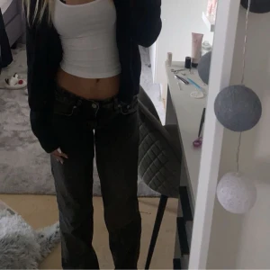 Svarta lågmidjade jeansbyxor - Snygga svarta jeansbyxor med en klassisk design. De har en normal passform och är perfekta för en avslappnad stil. Byxorna har knappar och dragkedja framtill. Nypris 600