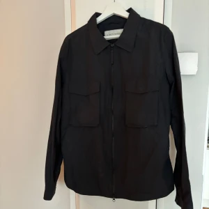 Overshirt jacka från A Day’s March - En tunnare jacka som är väldigt praktisk, använd fåtal gånger och glömts bort därför i mycket bra skick köpt i A Day’s March butik våren 2023. Passar mig bra som är 182cm. 