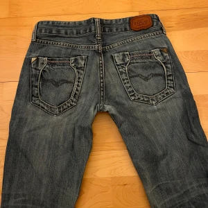 Lågmidjade Replay jeans - Så snygga low waist jeans från Replay Aldrig använt dom då dom är för små, men dom är köpa second hand men i bra skick!   Midja tvärs över: ca 35cm Innerbenslängd: ca 76cm 