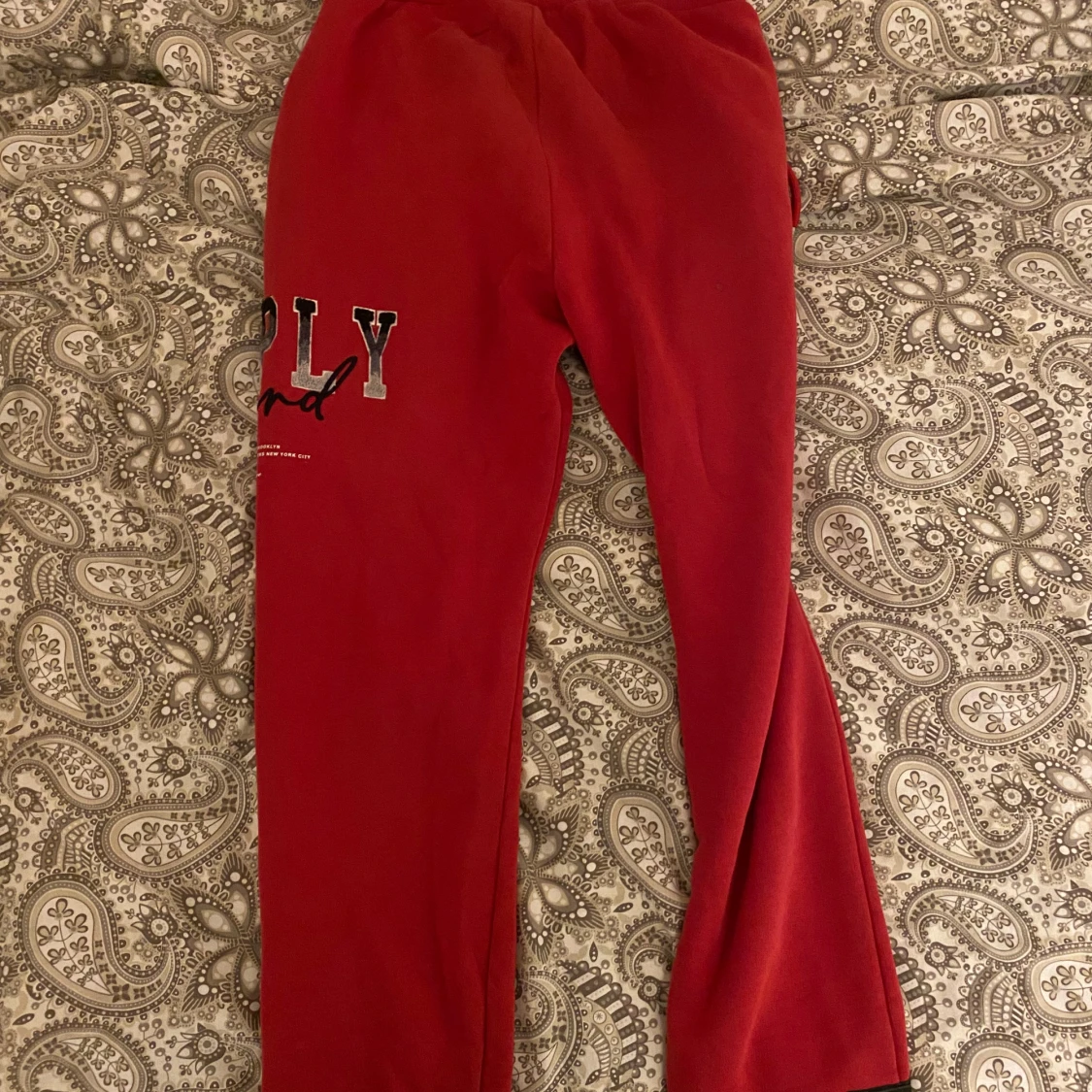 Röd hoodie och byxor från Supply & Demand - 3