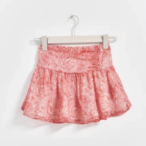 Kjol från Gina - Säljer denna kjol från Gina då den kommer vara för kort till sommaren! Köptes för 229kr, pris kan diskuteras