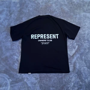 Svart t-shirt från Represent - Säljer en svart t-shirt från Represent med tryck både fram och bak. Tillverkad i 100% bomull och gjord i Portugal. Perfekt för en stilren look med en touch av streetwear. Skickad Med PostNord.