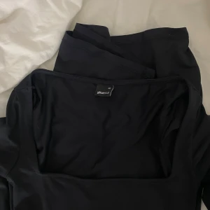 Svart långklänning från Gina Tricot - Snygg svart långklänning från Gina Tricot med långärmad design och en stilren, tight passform. Inga defekter!💗