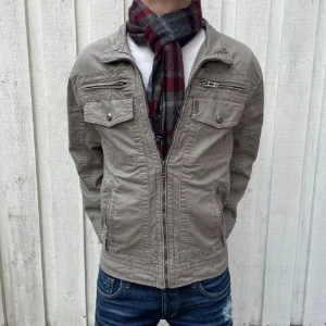 Overshirt - Riktigt go och sällsynt Olivgrön Overshirt som passar perfekt till han som vill va lite åt det bakåtlutade hållet. Storlek S