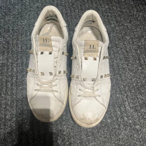 Valentino Rockstuds - Ett par använda valentino garavani rockstuds| ny pris ca 8500kr| storlek 43| inget og medföljer| skick 7/10