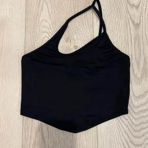 Snyggt linne - Unikt kortare linne. Hoppas man förstår hur det ska sitta. Använd 1 gång, säljs då det är för litet :)