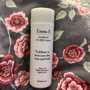 Emma S. Hudvård  - En effektiv toner med 2% BHA-syra och 1% Willow Bark-extrakt som exfolierar huden och håller den klar och fräsch. Fri från doftämnen och passar alla hudtyper. Perfekt för att lösa upp pormaskar och avlägsna döda hudceller.  Ifrån Lukas julkalender helt oanvänd! Säljs för kommer aldrig använda den!💗 Tar emot bud!