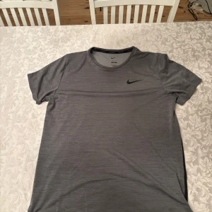 NIKE DRI-FIT T-SHIRT - Nike dri-fit T-shirt storlek L säljes då den är för stor för mig. Köparen står för frakten
