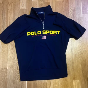 Ralph lauren zip tröja - Bra skick, inga fläckar eller skador. Säljes på grund av liten storlek. Lite nopprigt, men det går att ta bort. Skönt material, perfekt till våren.