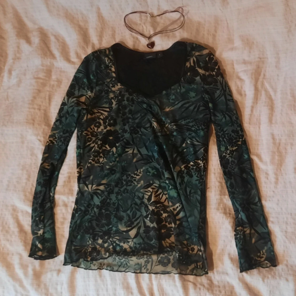 Blommig långärmad topp från Lindex - 1