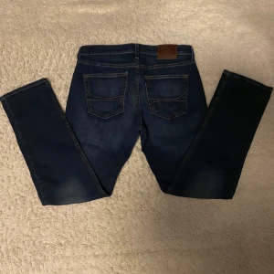 Hollister Jeans - Snygga mörkblå jeans från Hollister. Riktigt snygg färg och tvätt på dom och väldigt bekväma. Storlek 31/32! Hör av er vid frågot👍