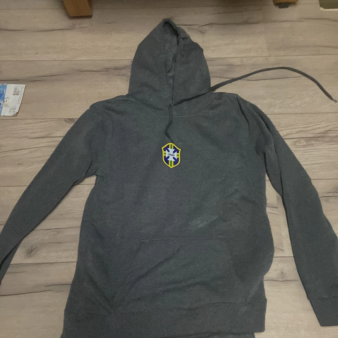 Grå hoodie med emblem