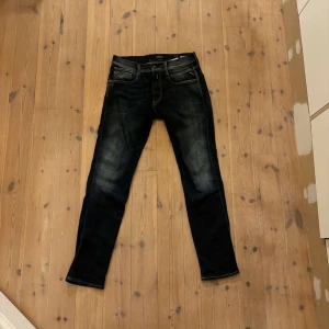 Feta jeans från Replay - Tvärfeta jeans från Replay, modell Anbass. De har en modern passform och skön tvätt✅🔥
