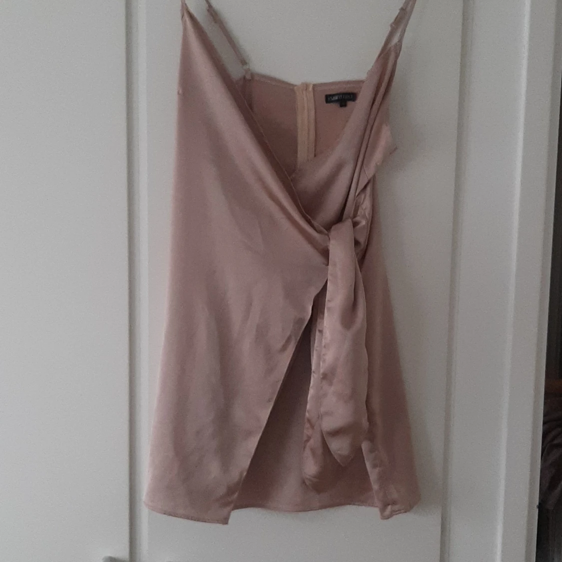 Beige omlottklänning från Saw It First