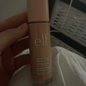 e.l.f. Halo Glow Liquid Filter - Säljer en e.l.f. Halo Glow Liquid Filter som ger en strålande och jämn finish. Perfekt för att skapa en naturlig glow. Kommer i en praktisk flaska med skruvlock. Endast testad.