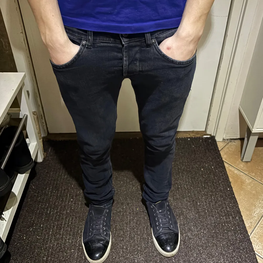 Snygga mörkblåa jeans från dondup i storlek 32, skicket är 8/10 då dom ej kommit till användning.. Farkut & Housut.