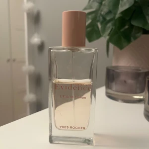Evidenc Eau de Parfum från Yves Rocher - Parfym Evidence från Yves Rocher💗💗 Luktar supergott och ca 60% kvar i flaskan🌟 Nypris: 559 kr