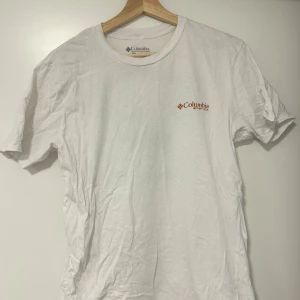 Vit t-shirt från Columbia - Säljer en vit t-shirt från Columbia. Mer som en S i storlek
