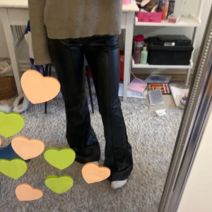 Svarta skinnbyxor - Säljer dessa supersnygga skinnbyxor från newyorker🫶🏼 har klippt bort bältet på dem, storlek xxs men är stretchiga så skulle säga att de passar xxs-s