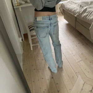 Ljusblå jeans - Snygga ljusblå jeans med en avslappnad passform. Perfekta för en casual look. Så sköna snygga jeans som funkar när som helst! Tveka inte på att höra av dig❤️💕