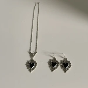 Halsband och örhängen - Jag säljer ett halsband och örhängen ihop pågrund av att de inte är min stil. De har inte använts. 