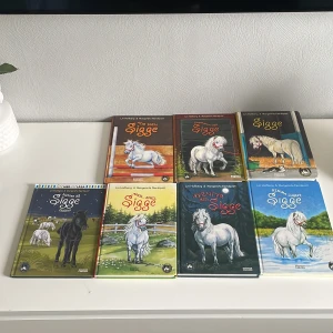 Bokserie om hästen Sigge - Säljer en bokserie om hästen sigge då jag inte läser de längre. Böckerna är lättlästa och är anpassade efter barn från 8 till 12 år. Alla böckerna för 250 kr och en bok för 50 kr. 