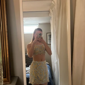 Blommigt sett från Cubus - Blommigt sett med en kjol och topp från Cubus i storlek 140.  Använt men i fint skick