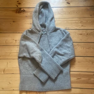 Grå hoodie från Zara - Säljer en mysig grå hoodie från Zara. Den har en stor huva och ribbade muddar vid ärmslut och nederkant. Perfekt för kyliga dagar. Hör av dig vid intresse!
