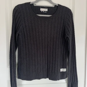 Mörkgrå stickad tröja från Odd Molly - Säljer en snygg mörkgrå stickad tröja från Odd Molly med kabelstickat mönster. 