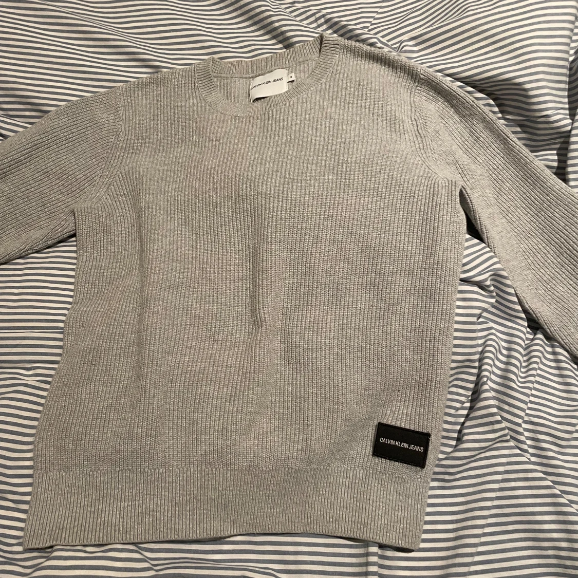 Grå stickad tröja från Calvin Klein - 1