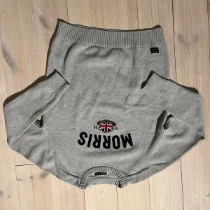 Grå tröja från Morris - Säljer en stilren grå tröja från Morris, säljer då den inte passar mig, nyskick, storlek L men den sitter som S-M