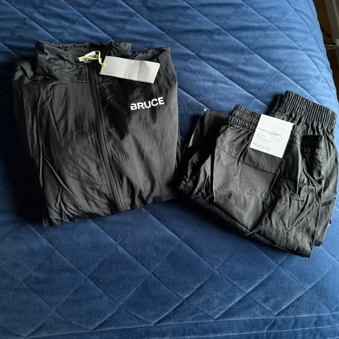 Limited edition vindjacka och byxor från Bruce