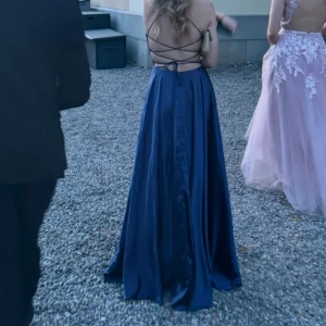 Marinblå balklänning - Superfin marinblå balklänning med öppen rygg och snörning i nyskick!! Köptes för 4200, pris kan diskuteras!💞