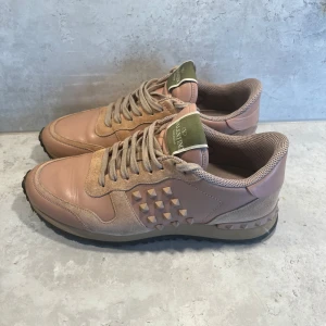 Valentino rockrunners  - Säljer ett par av de populäraste skorna just nu. Dessa beige valentino ruckrunners är i 9/10 skick. Det vill säga i otroligt bra skick utan defekter. Skopåse ingår vid köp. Nypris: 7000
