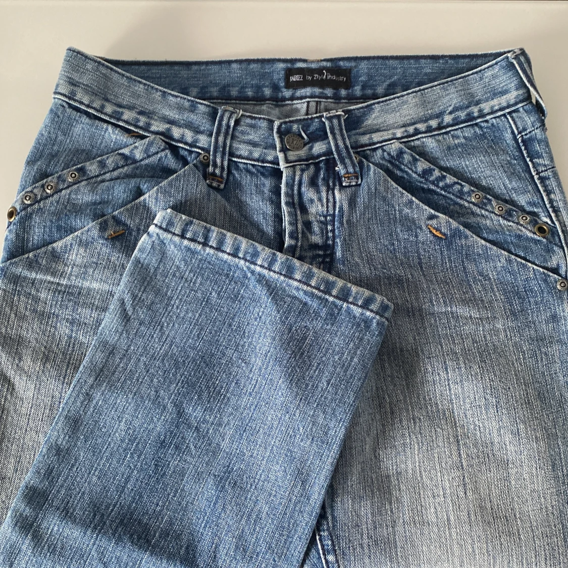 Blå jeans med nitar