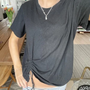 T-shirt med detalj - Svart t-shirt jag sytt en detalj på. På bilden är tröjan luddig från en annan tröja men är helsvart, fixar såklart det innan jag postar. Jätte bra skick