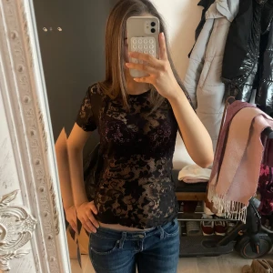 Svart spets topp - Säljer en svart spets topp/ blus ! Storlek m men passar också som s 