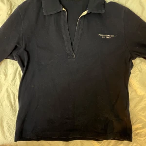 Mörkblå pikétröja från Ralph Lauren - Säljer en klassisk mörkblå pikétröja från Ralph Lauren för barn 