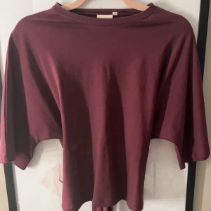 Söt topp med öppen rygg  - Säljer en vinröd topp med trekvartsärm och knytband i ryggen, använd två gången så är i väldigt fick skick, inga defekter. Slut på hemsidan✨